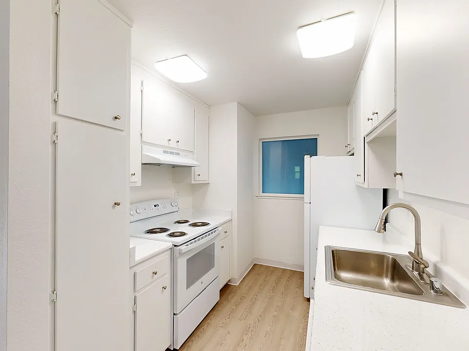 541 Alameda Del Prado #301