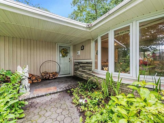 2nd image of 86 Algonquin Ave