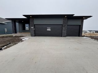 8208 Mahon Ct, Johnston, IA 50131