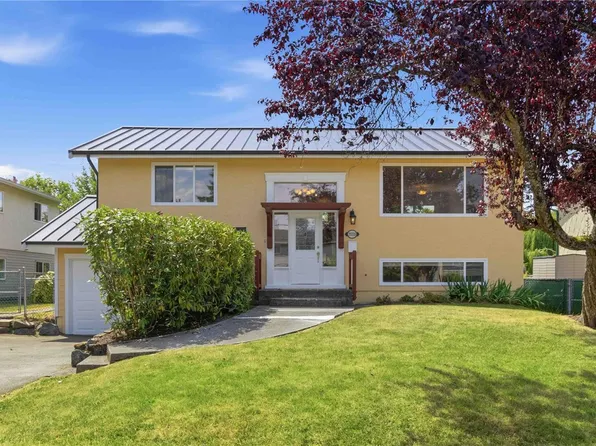 2039 Ardwell Ave, Sidney, BC V8L 2L6