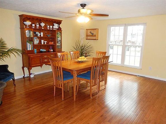 3rd image of 8707 Meadow Dr