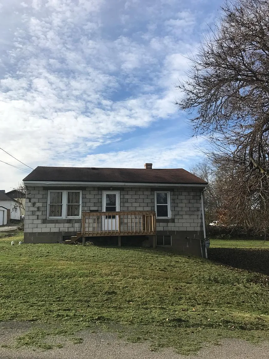 102 Arch St photo 1