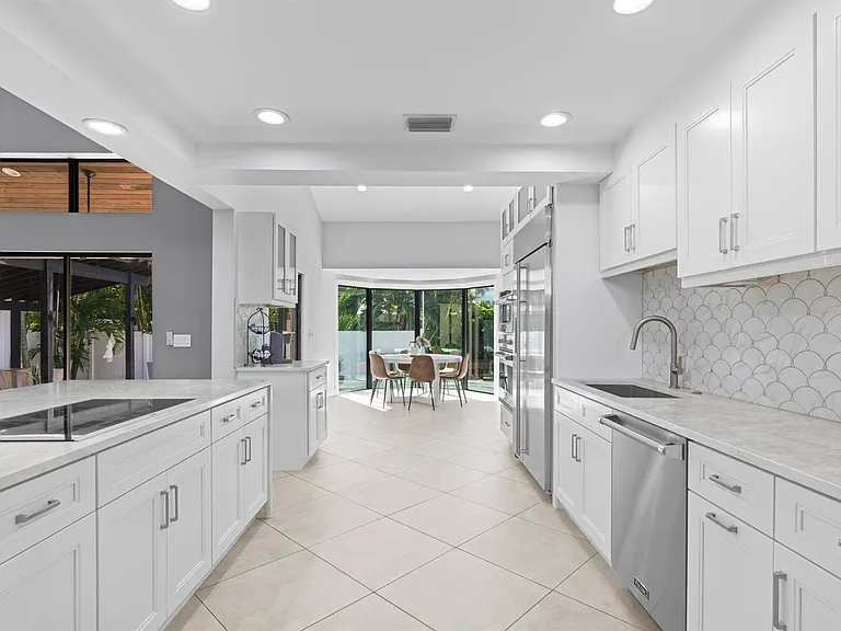 1050 Brooks Ln — Photo 6
