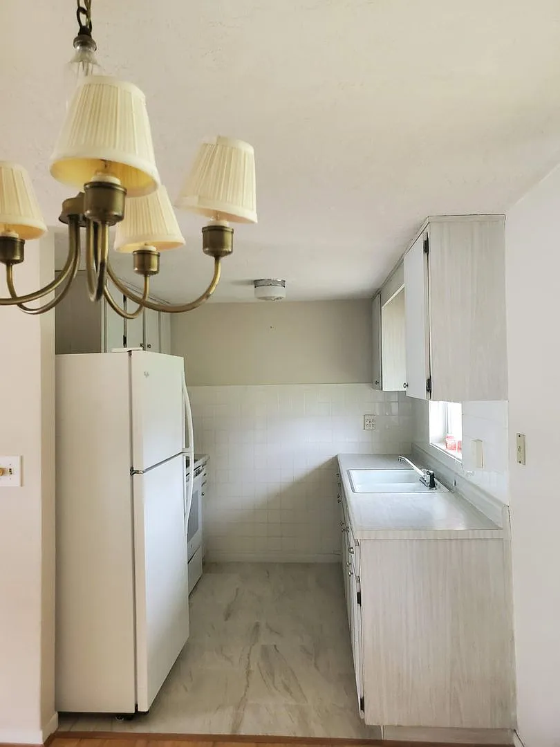 Tenant Ready! 1 Bedroom Home in Beverly Hills — Photo 3