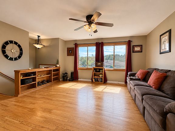 3rd image of 1035 Balsam Ave