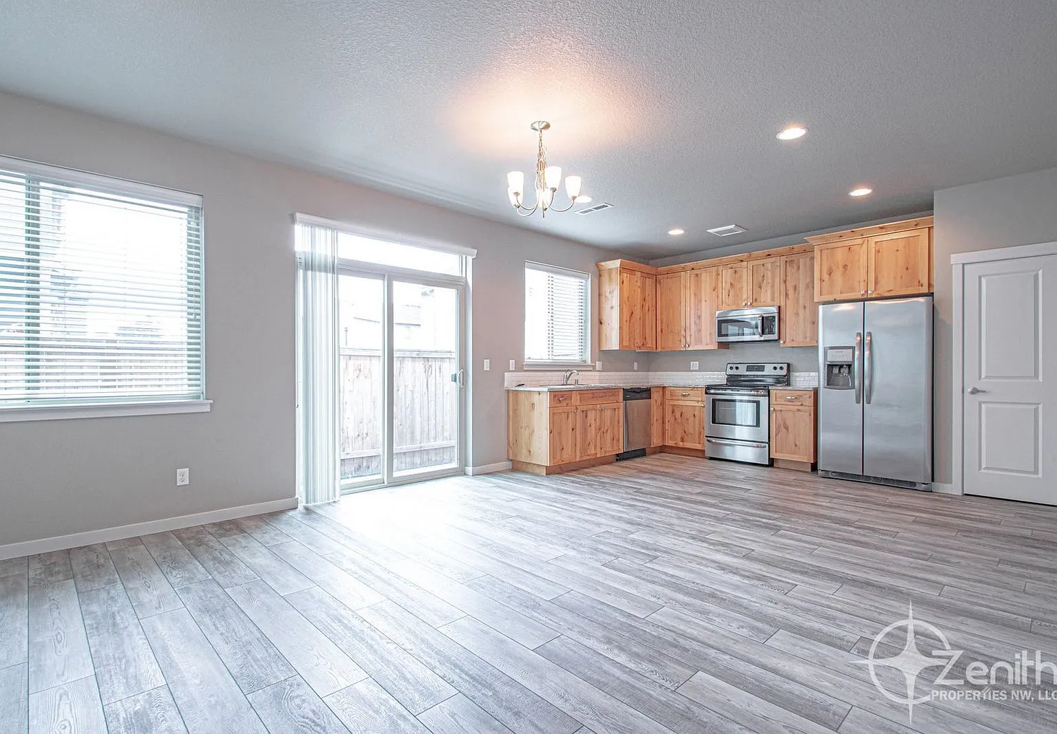 3 bed, 2.5 bath, 1643 sqft, $2,595 — Photo 2