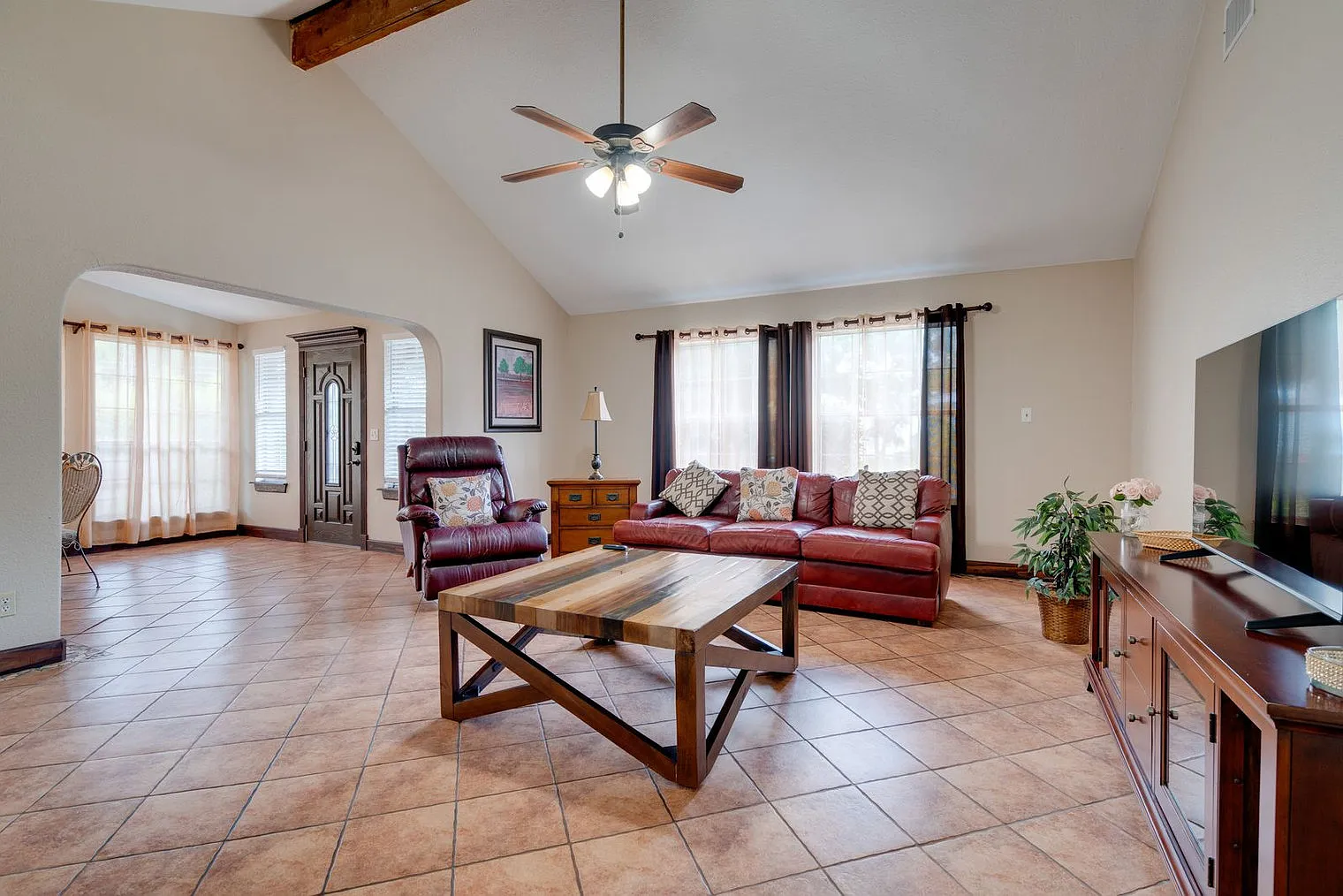3 bed, 2.0 bath, 1937 sqft, $3,290 — Photo 2