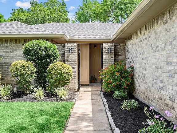 3rd image of 2423 Broken Elm Dr