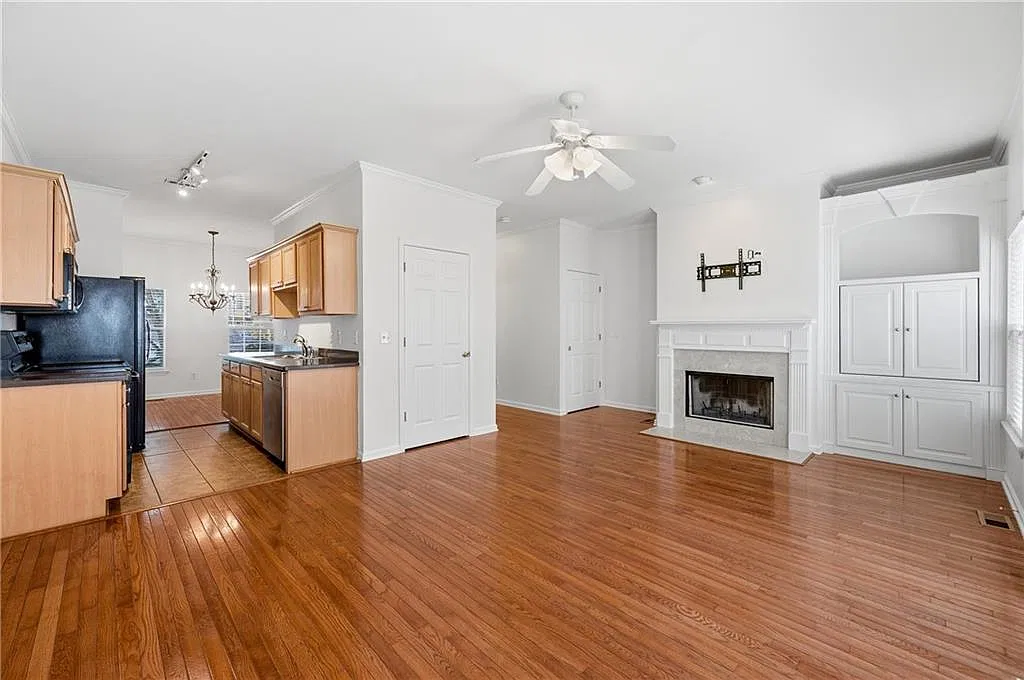 2 bed, 2.5 bath, 1300 sqft, $2,300 — Photo 4