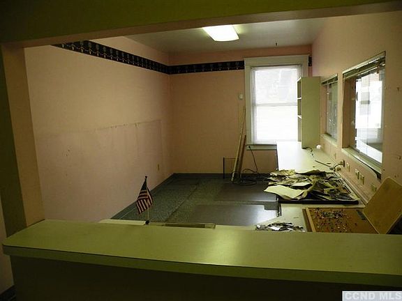 3rd image of 946 Columbia St