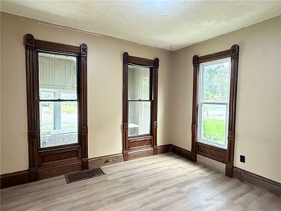4th image of 104 N Main St