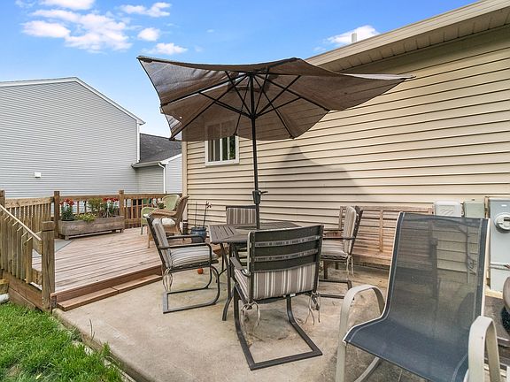 Lovely landscaped fenced-in yard!