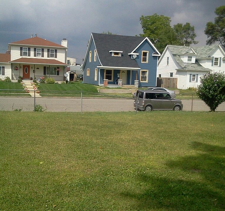 1st image of 215 E Broadway St