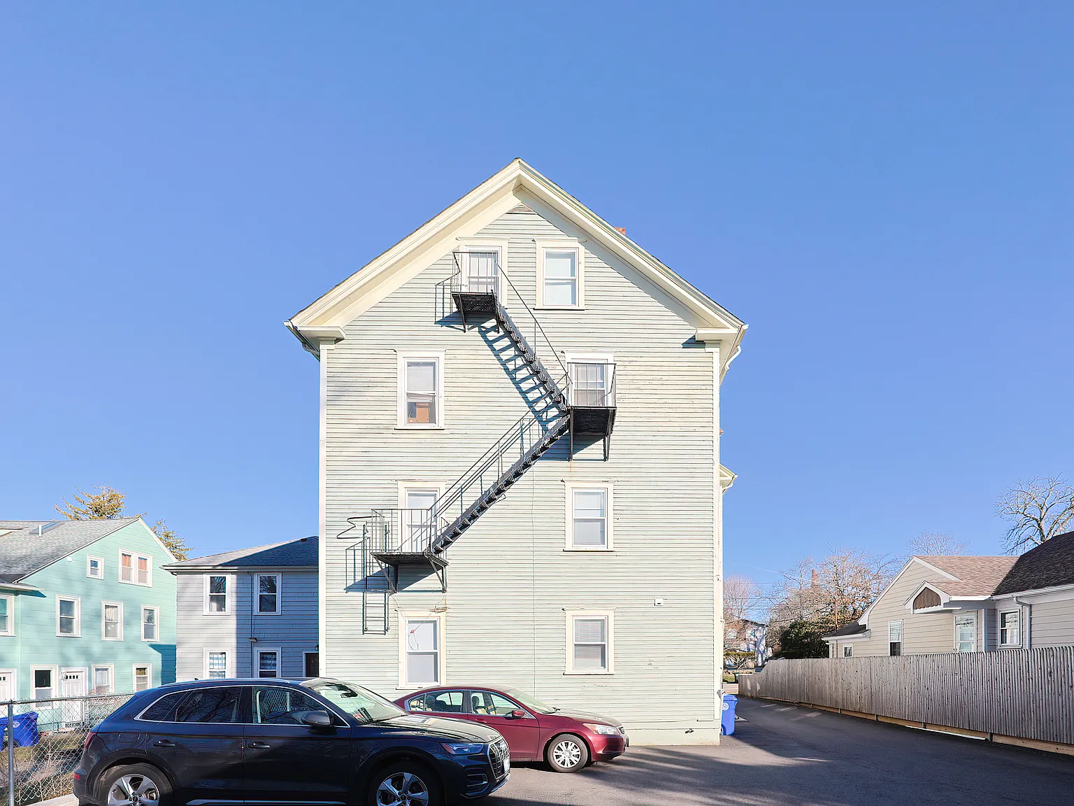 3 bed, 900 sqft, $2,000 — Photo 2