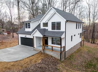 205 Crestwood Dr, Pilot Mountain, NC 27041