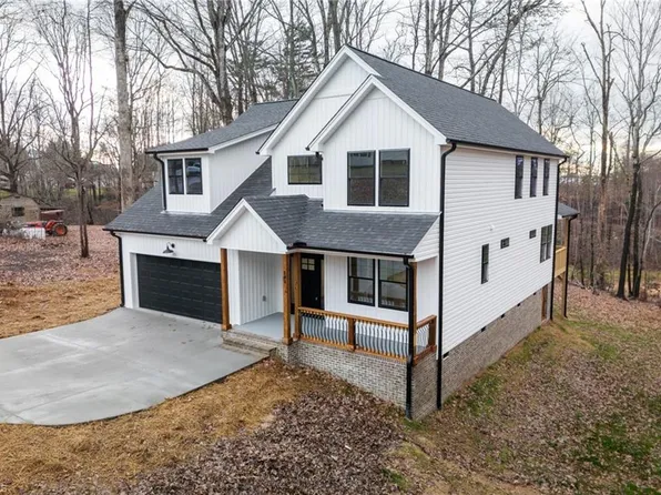 205 Crestwood Dr, Pilot Mountain, NC 27041