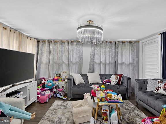 5th image of 218 Pageant Ln