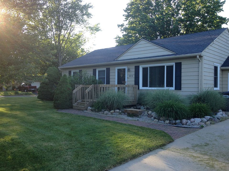 1st image of 2210 W Osterhout Ave