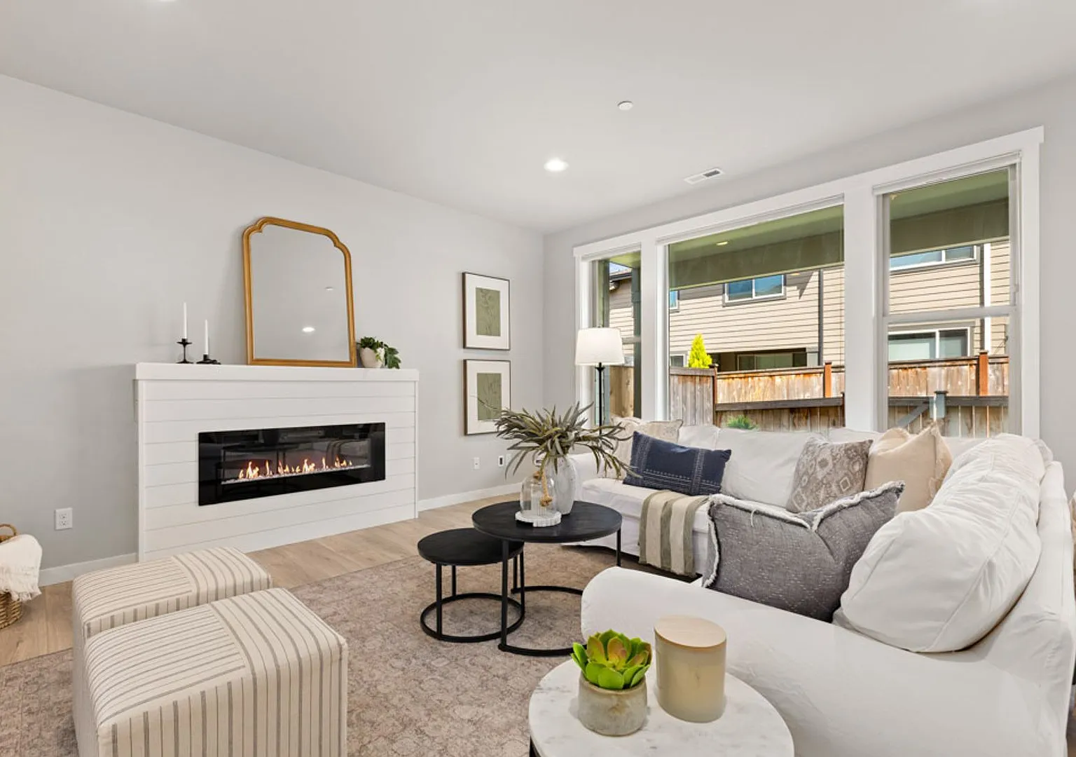 Bright 3-Bedroom Edgewood Townhome with Loft and 2-Car Garage — Photo 4