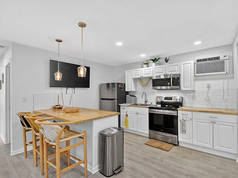 306 N J St — Photo 1