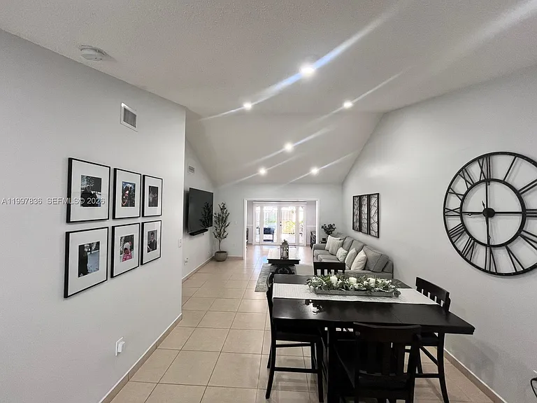 4533 SW 143rd Pl — Photo 2