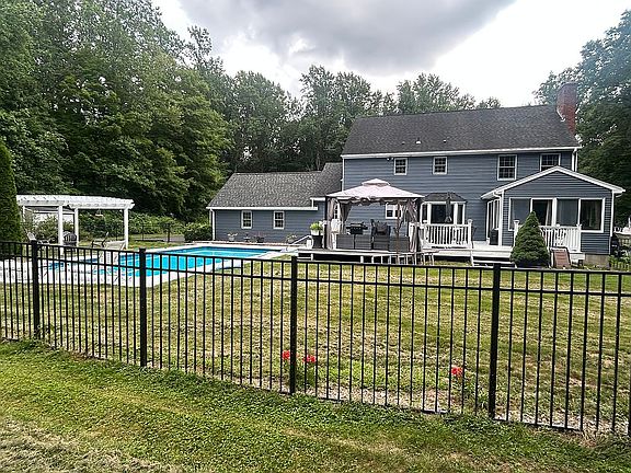 4th image of 24 Robin Rd