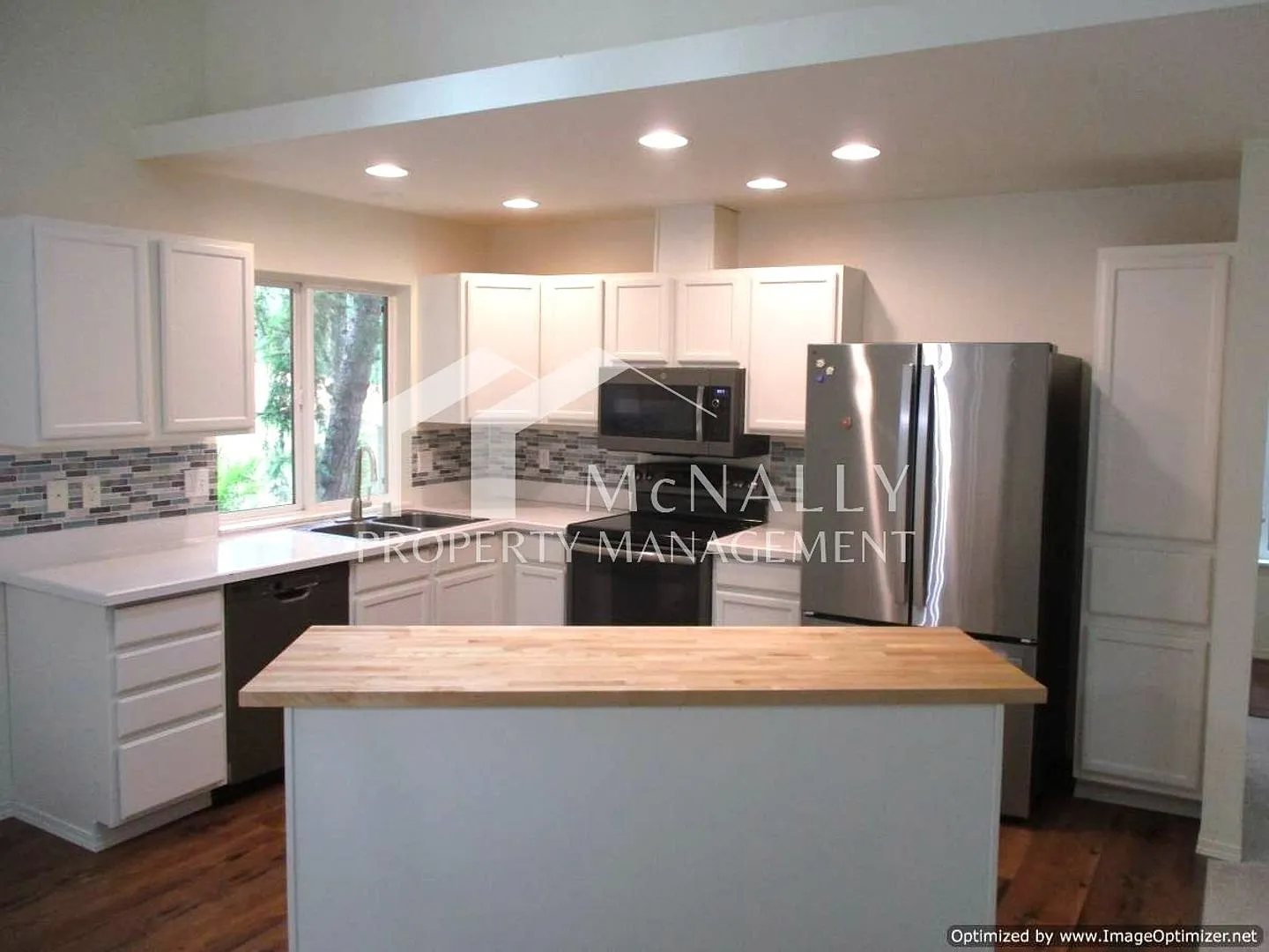 Spacious 3-Bedroom Home with Bonus Room and Peek-a-Boo Views — Photo 3
