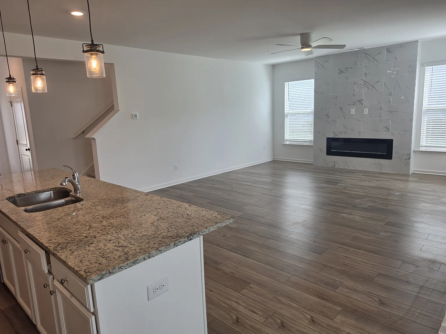 3 bed, 2.5 bath, 2224 sqft, $2,195 — Photo 3