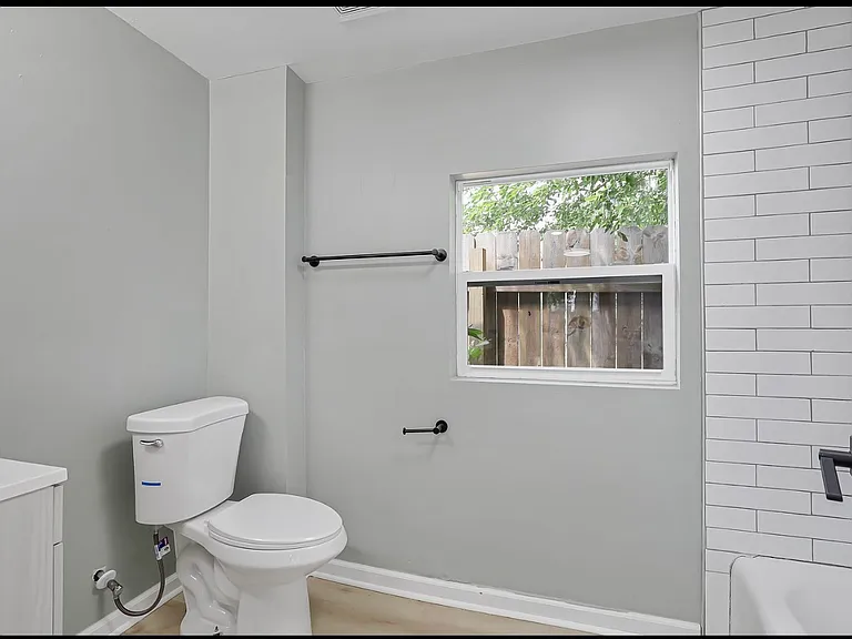 1341 Genessee Ave — Photo 18