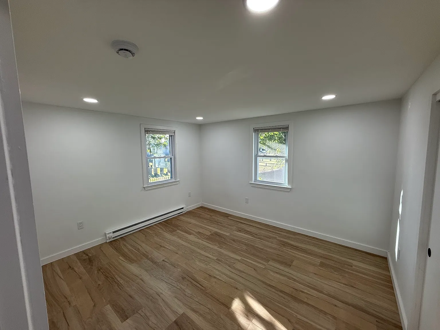 3 bed, 1000 sqft, $3,500 — Photo 2