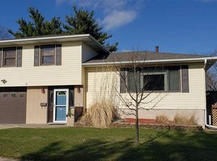 2939 Skyline Dr, Clinton, IA 52732