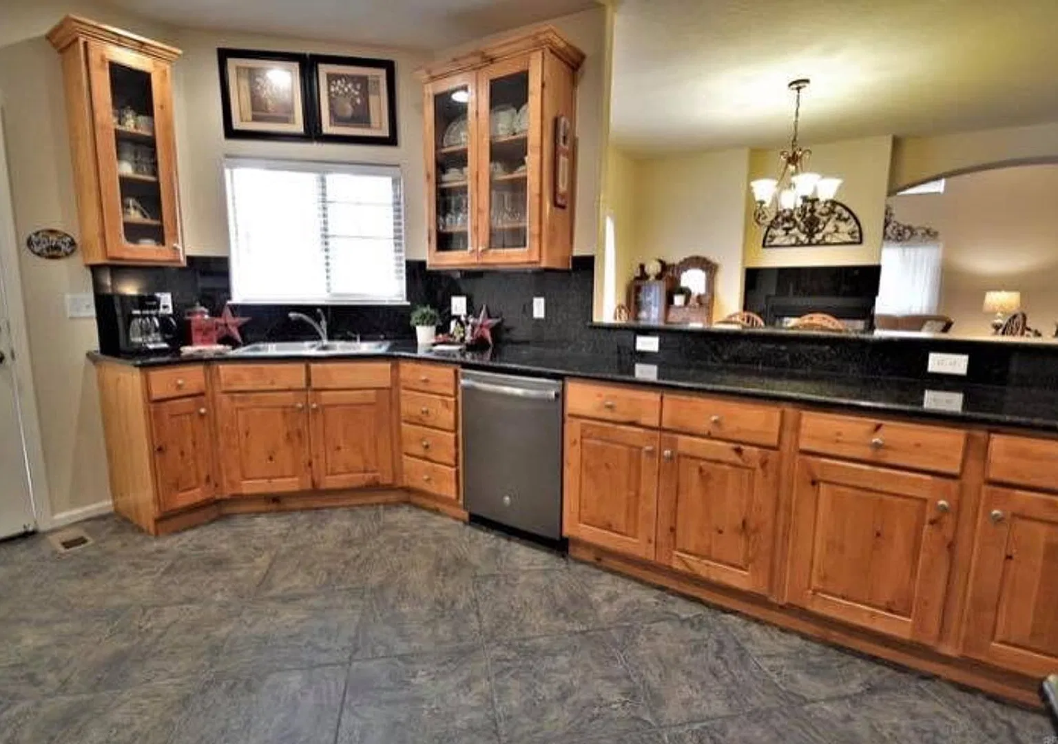 Three Bedroom Ranch Style Condo with all the amenities! — Photo 2