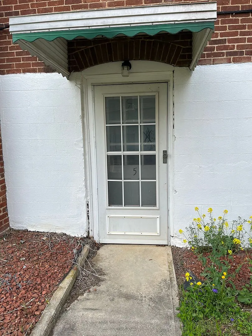 College Drive Apartments — Photo 4