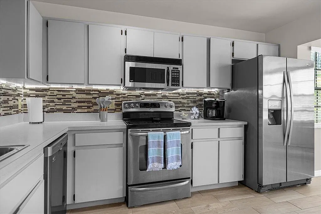 3 bed, 2.0 bath, 1382 sqft, $2,300 — Photo 3