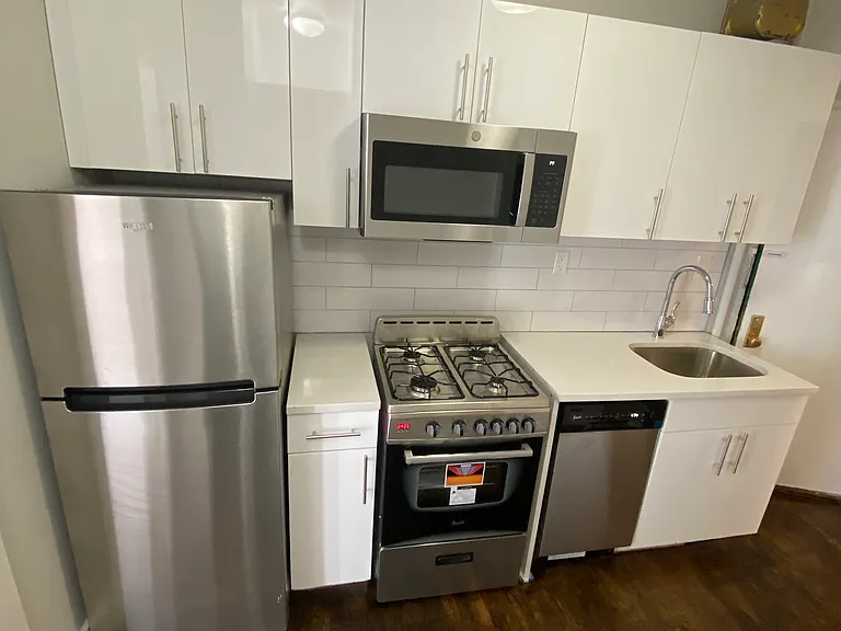 442 W 54th St #14 — Photo 9