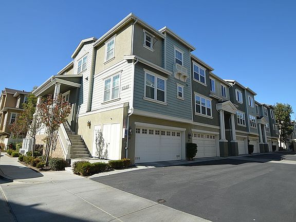 2nd image of 1800 Oak St Unit 401