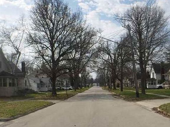 Exterior Neighborhood (street photo)