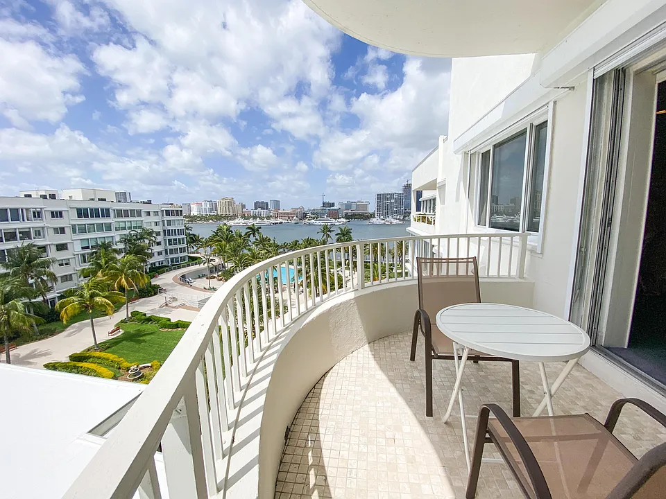 44 Cocoanut Row #610A
