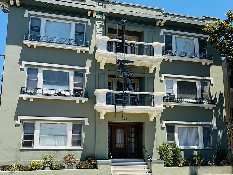 425 W 4th St