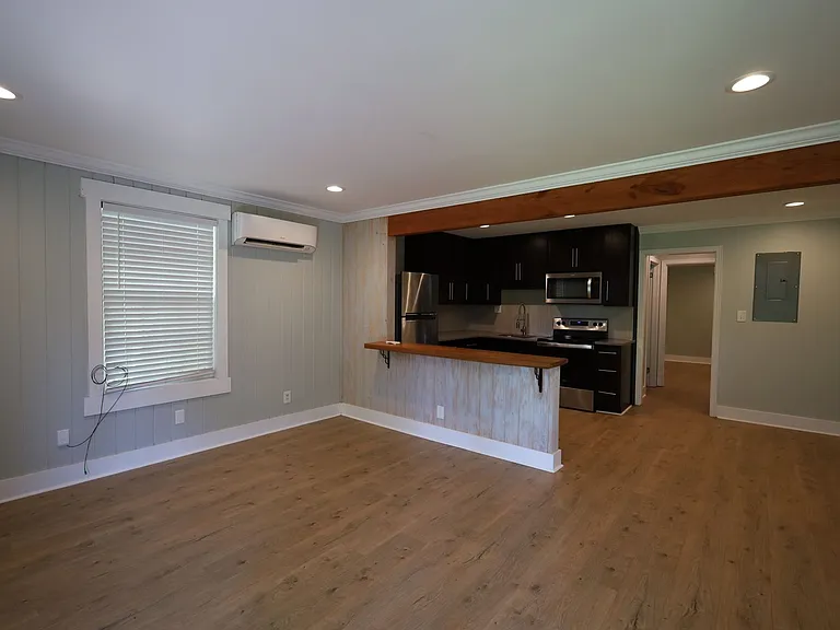 308 E Jane St — Photo 11