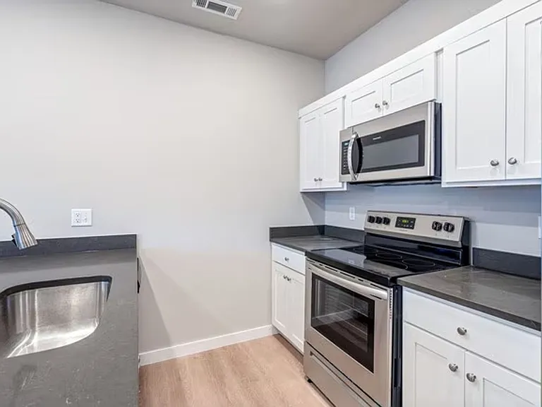 275 N Hunter St — Photo 3
