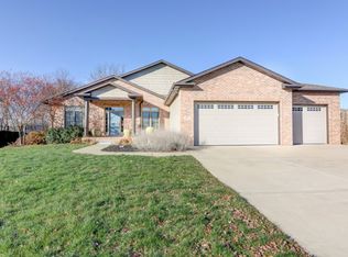 325 Brookside Ln, Chatham, IL 62629