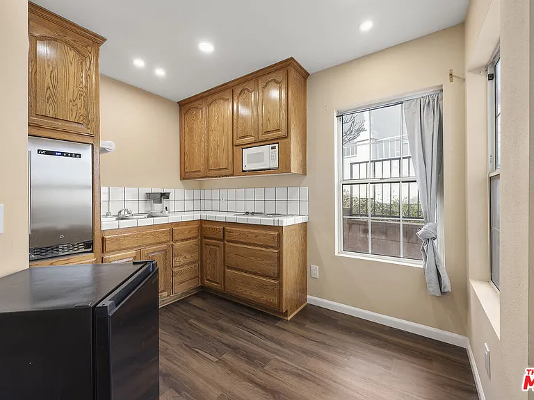1061 N Euclid St — Photo 9