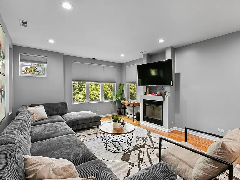 2249 W Monroe St #4 — Photo 2