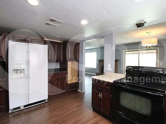 4th image of 939 S 35th Pl