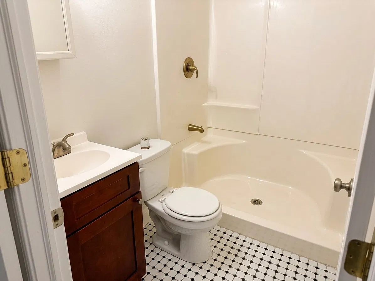 4 bed, 1354 sqft, $2,100 — Photo 2