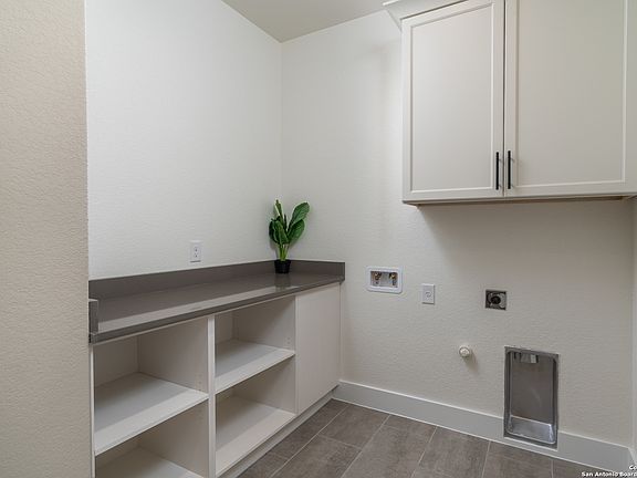 5th image of 884 Marlys Ave