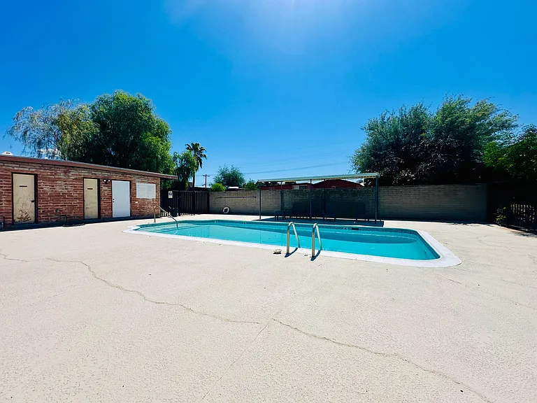 Desert Terrace Apartments - 2 and 3 Bedrooms with Community Pool and Laundry! — Photo 4