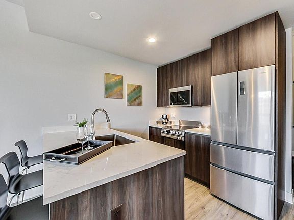 3rd image of 99-305 W Division St #99