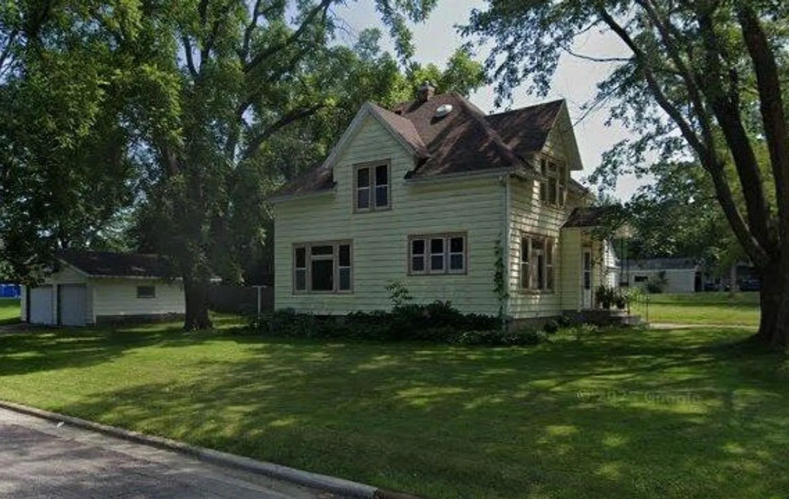 Charming 3 Bedroom 1 Bath Home in Owatonna — Photo 1